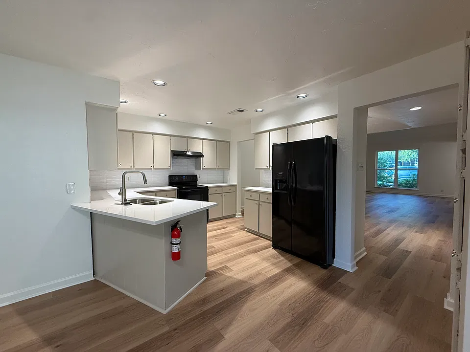 126 Hollyhill Ln