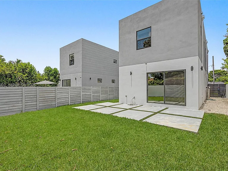 2320 SW 14th St — Photo 4