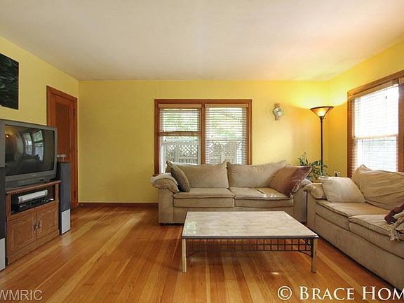 5th image of 977 Valley Ave NW