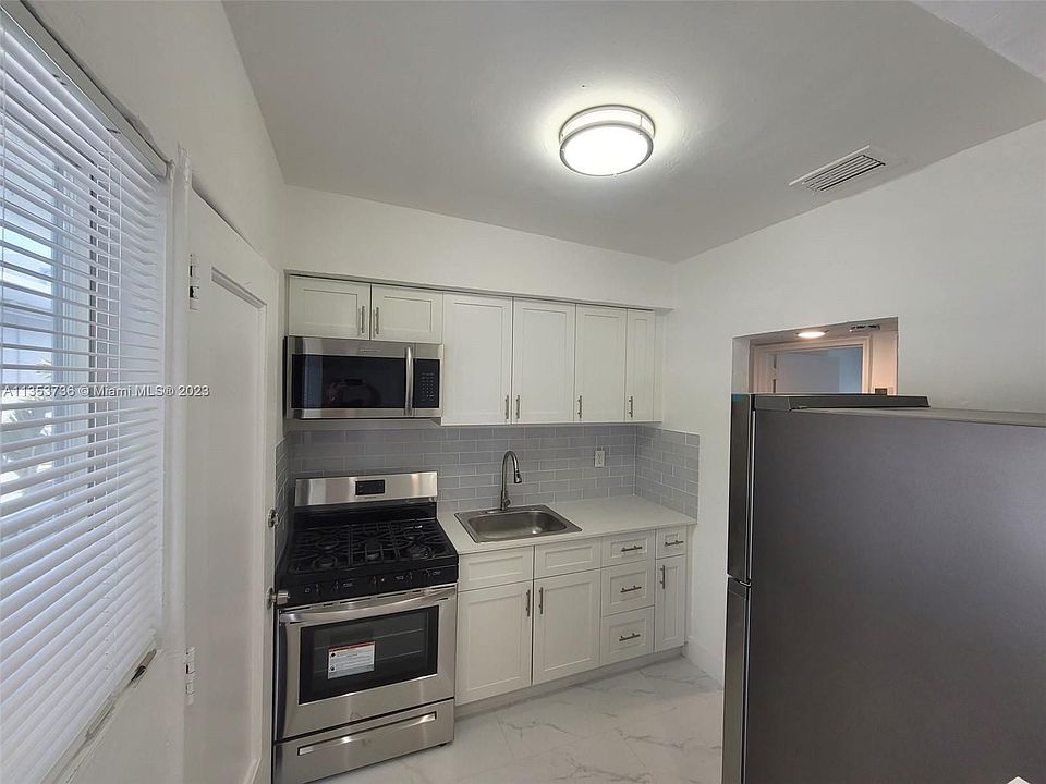 1st image of 7435 Byron Ave #10