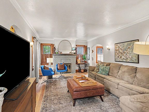 5th image of 1012 Oak St