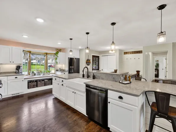 542 Woodview Dr, Sun Prairie, WI 53590