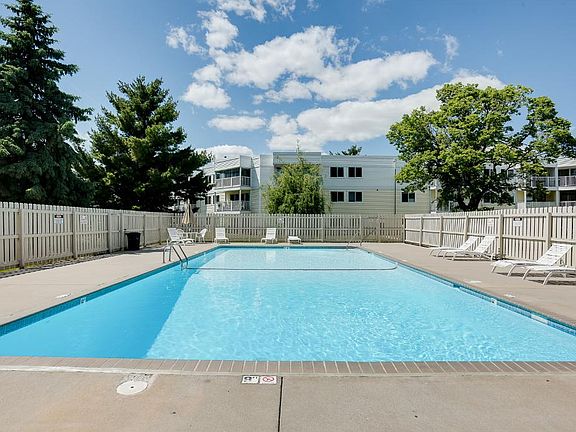 2nd image of 132 Demont Ave E APT 120