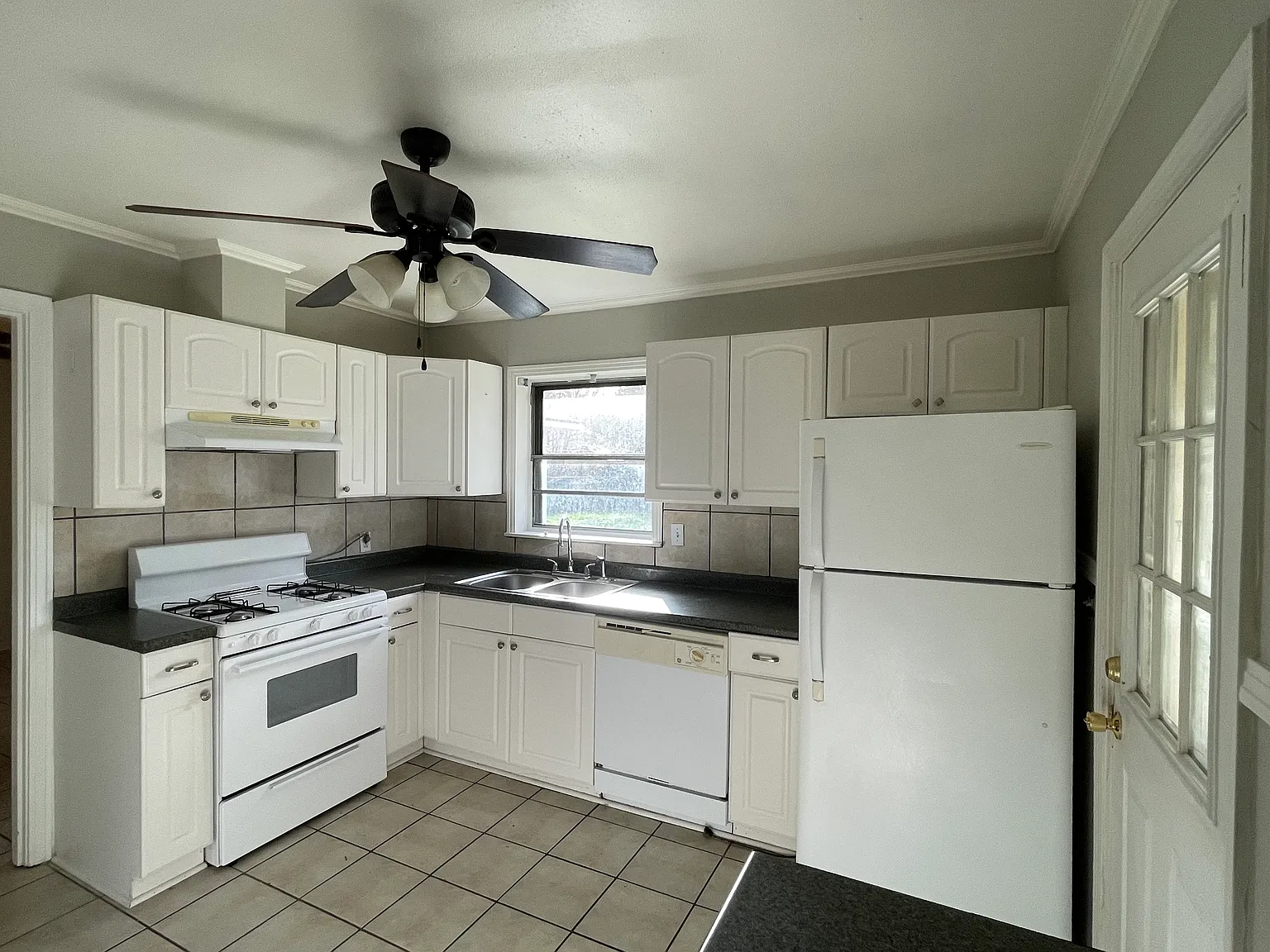 4722 Akard Ave — Photo 4