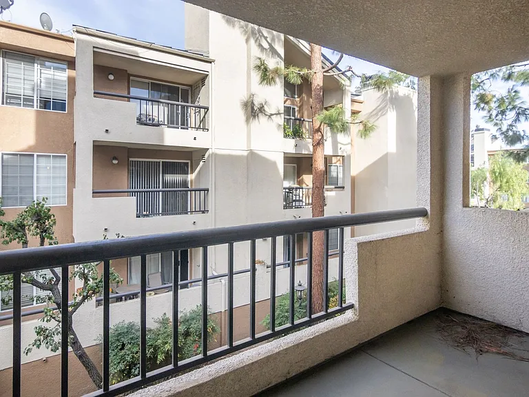 5500 Owensmouth Ave #216-P229 — Photo 10