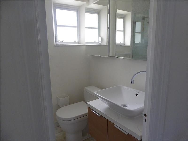 1st image of 951 W 47th Ct
