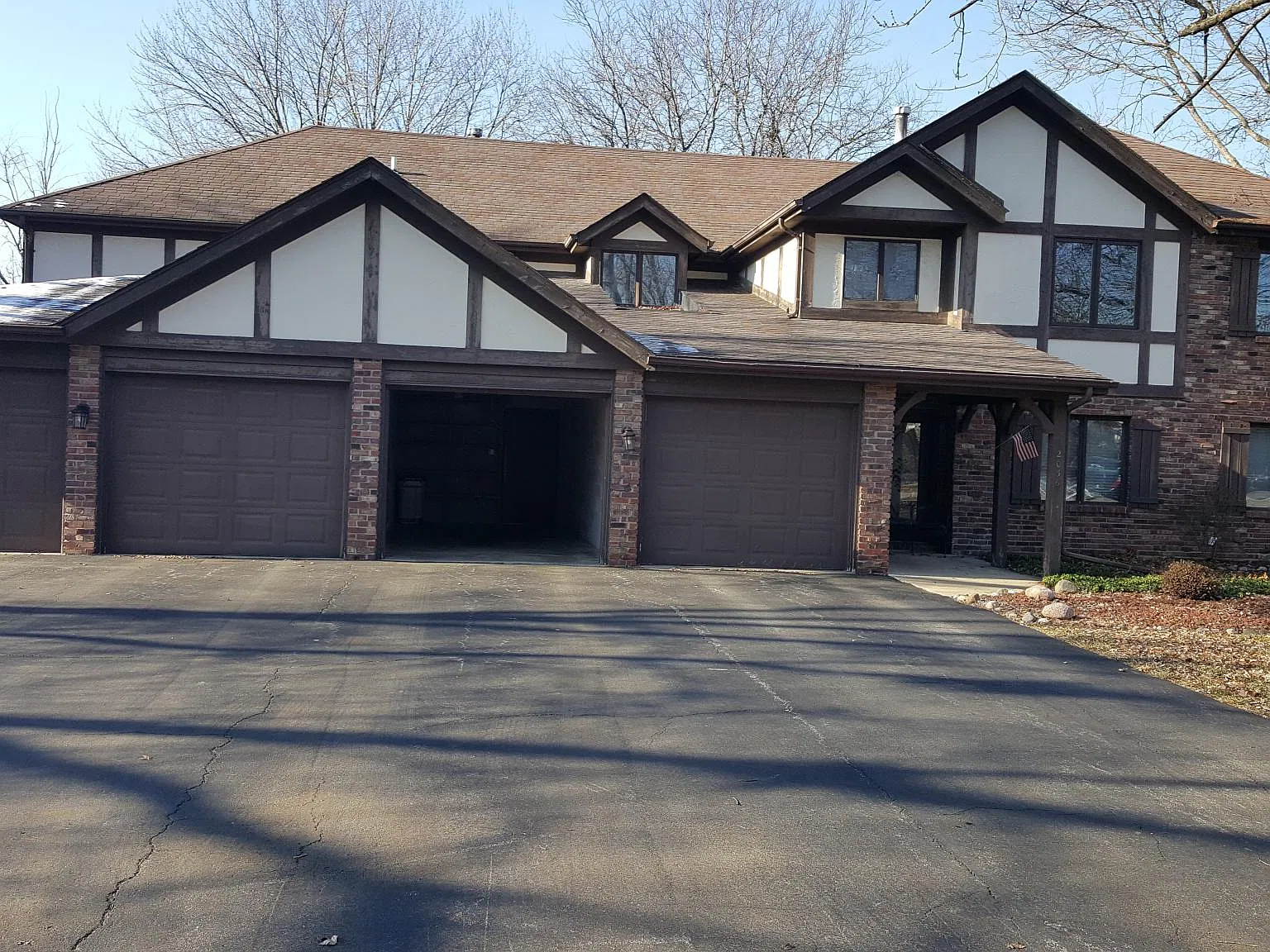 2036 Windsor Ct — Photo 1