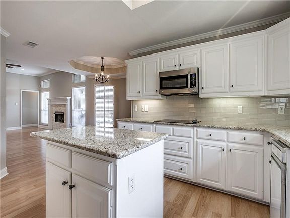 4th image of 1800 Lynn Ln