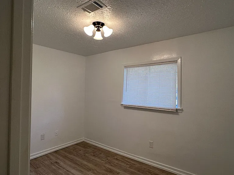 3127 Fleetwood Dr — Photo 6