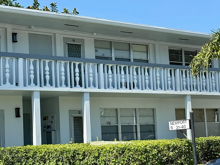 21 Newport B — Photo 31