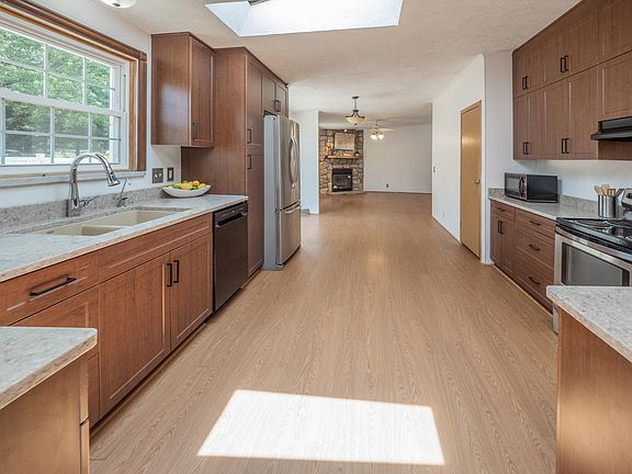 5th image of 420 N Wilson St