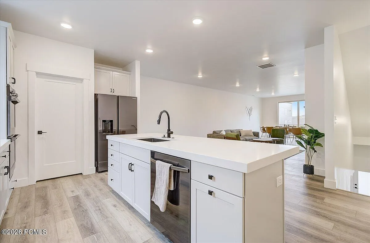 3 bed, 3.5 bath, 2351 sqft, $5,000 — Photo 3