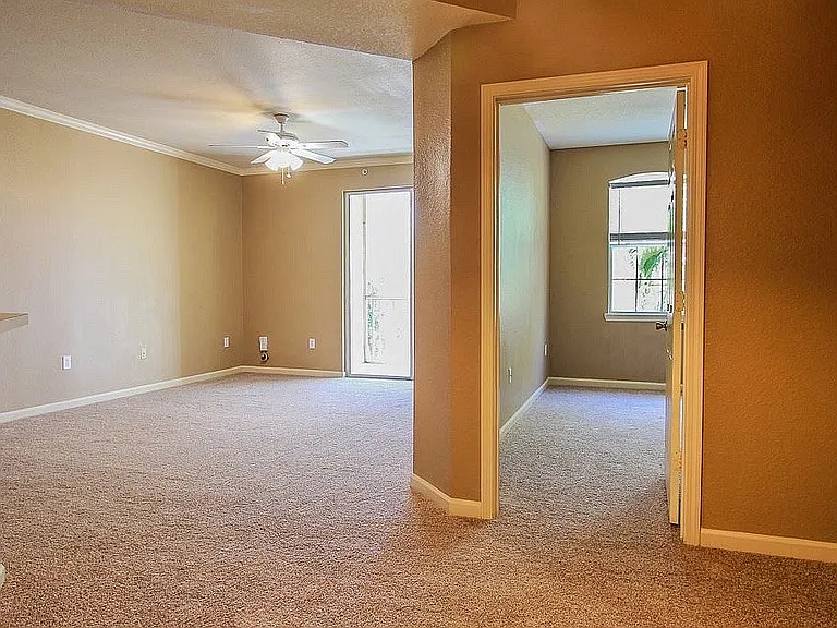 Bedroom 1 entryway