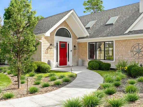 https://photos.zillowstatic.com/fp/da97a042ab6cdfe37158a6bf67dea25a-p_e.webp