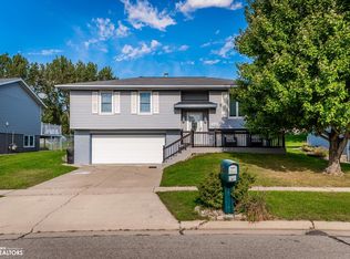 1509 Greenfield Dr, Marshalltown, IA 50158