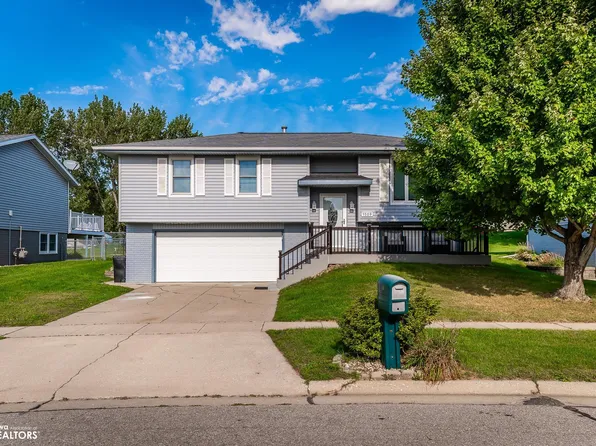 1509 Greenfield Dr, Marshalltown, IA 50158