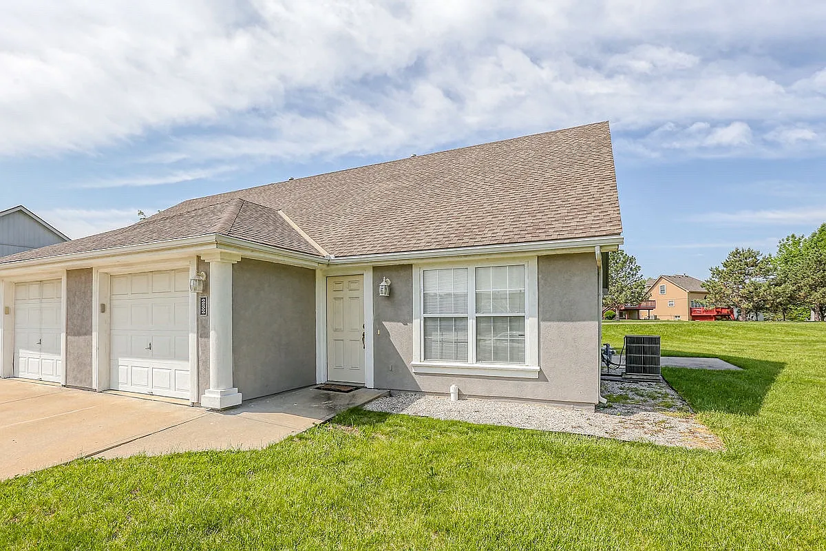 234 SW Chartwell Cir — Photo 1