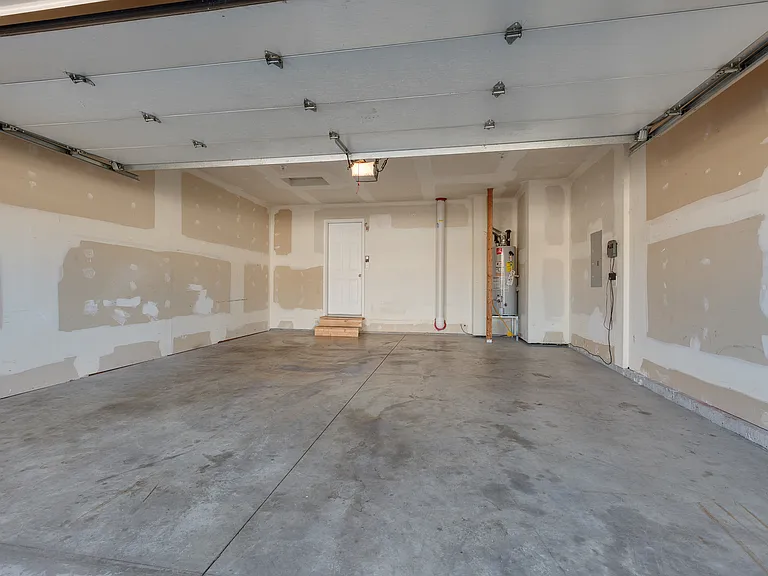 10710 E 11th Ln — Photo 17