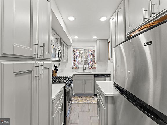 3rd image of 3327 Valley Dr #702