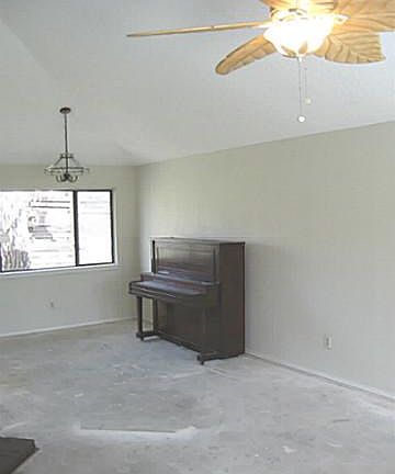 3rd image of 709 Creekside Dr