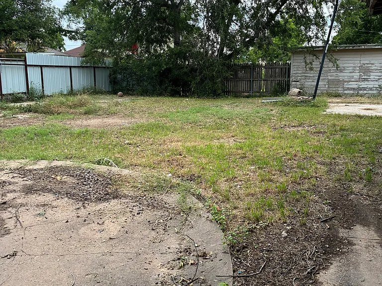 418 W Highland Blvd — Photo 8