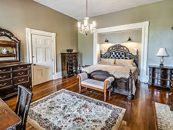 5th image of 115 Thompson St