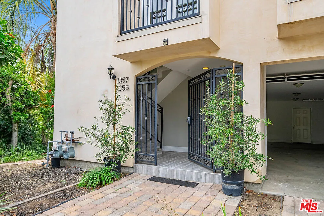 2 bed, 2.5 bath, 2200 sqft, $4,495 — Photo 2