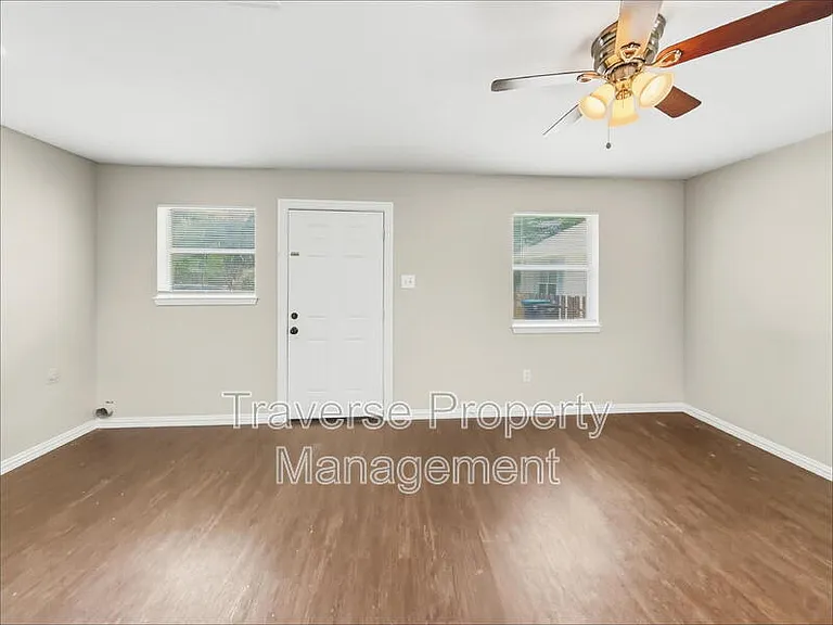 1215 Lowe St — Photo 6