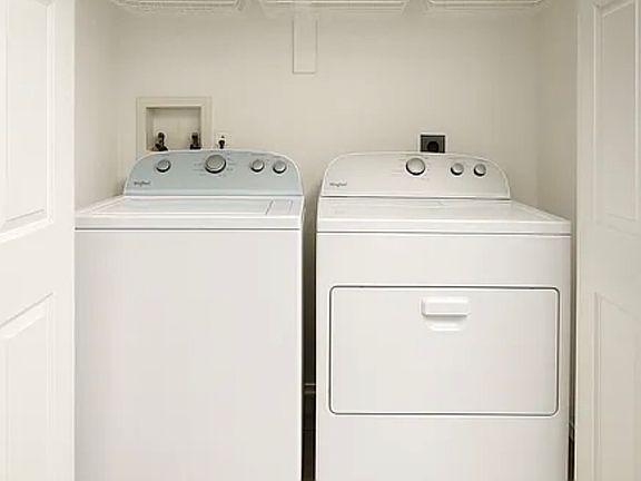 4th image of 320 S Celia Cir