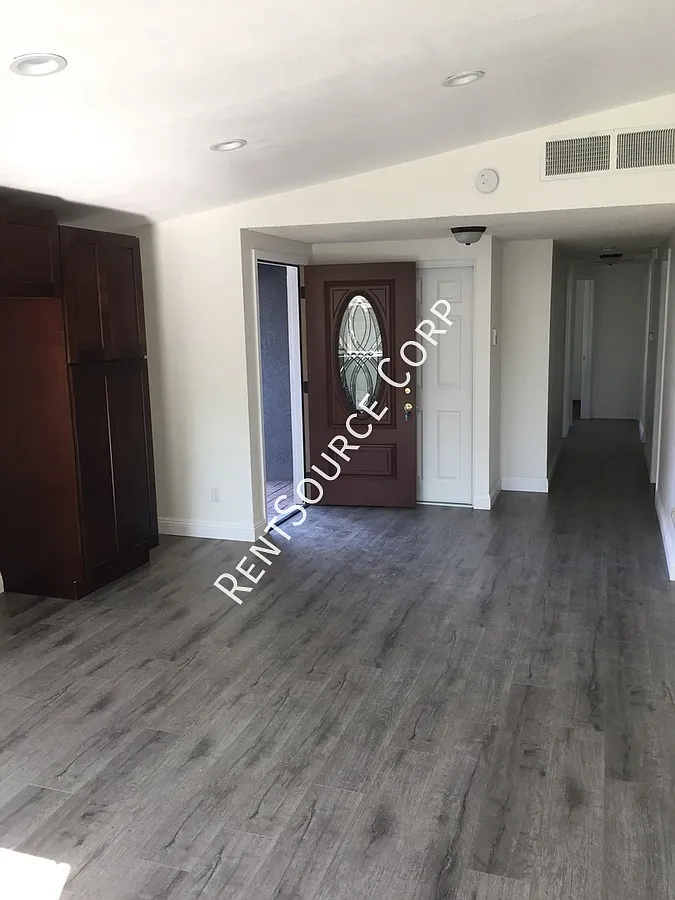 4 Bedroom / 2 Bathroom House in Lancaster — Photo 3