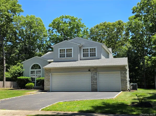 3 Arbor Field Way, Lake Grove, NY 11755