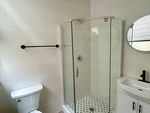 2nd image of 2729 Lombard St APT 6