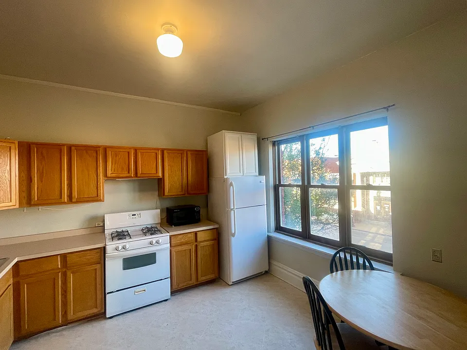 Kitchen with view over Mainstreet