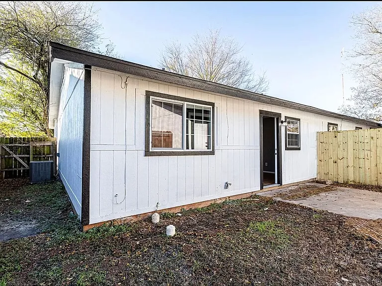 4900 E Stassney Ln — Photo 17