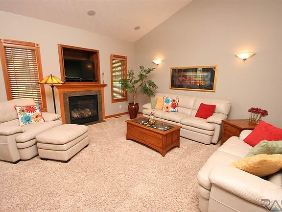 5th image of 1301 S Lindenwald Dr