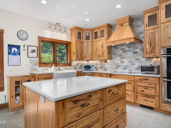 117 Toms Creek Dr, Roan Mountain, TN 37687