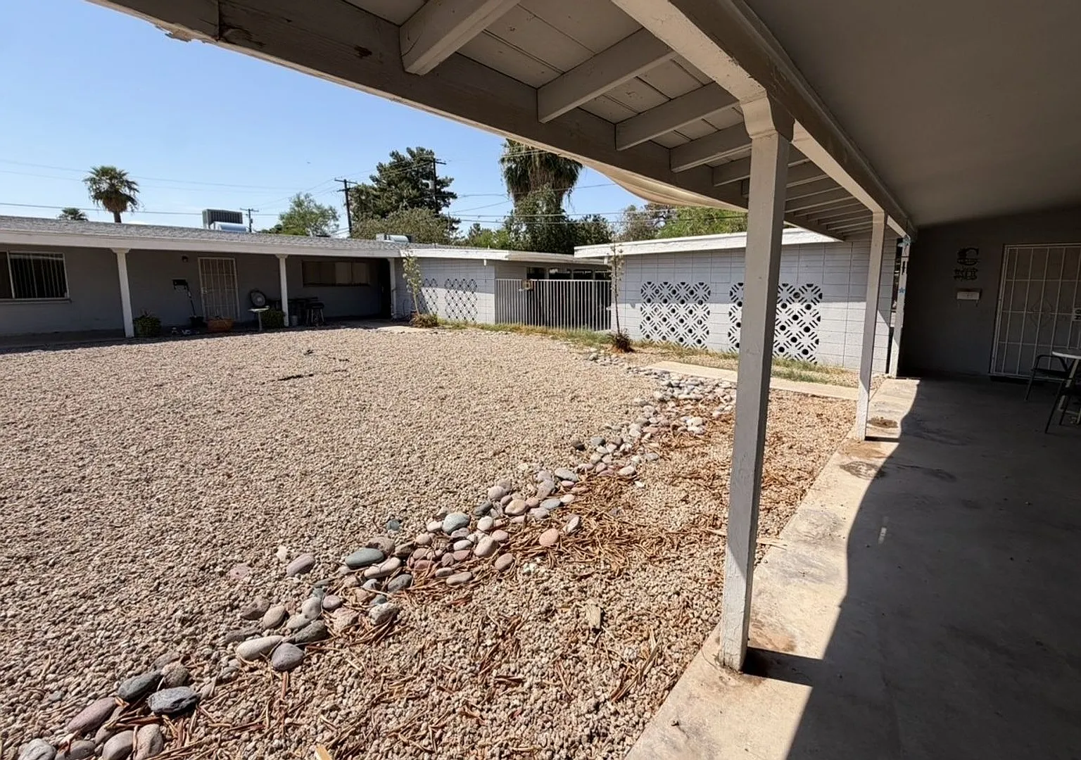 Spacious...Melrose District 2 bed with Private yard! Move in Specials.... — Photo 2