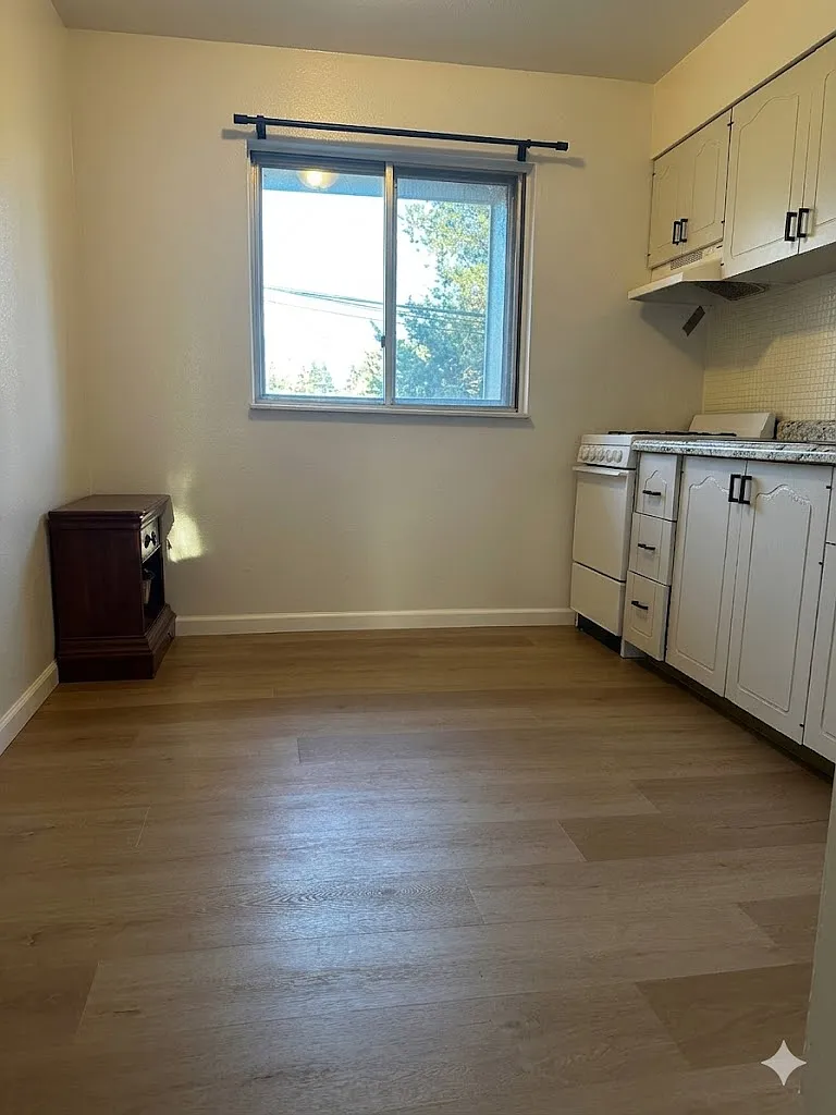 Building Photo - 718 N Cherry St #3