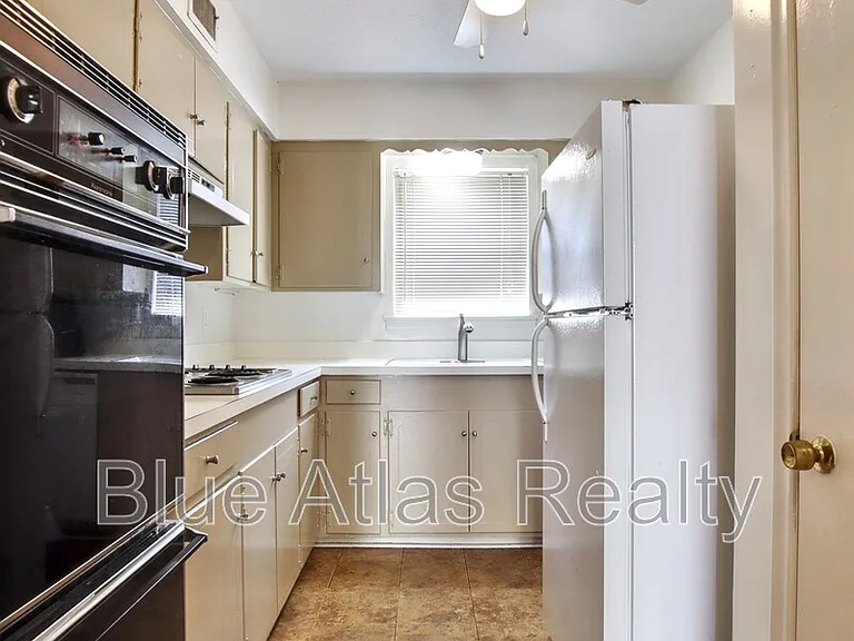 3903 Hawthorne Ave #201 — Photo 3
