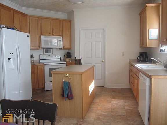 4th image of 1221 Fox Creek Dr