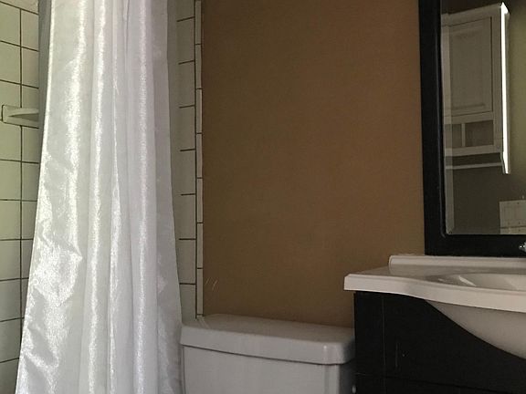 4th image of 22411 Del Valle St APT 11