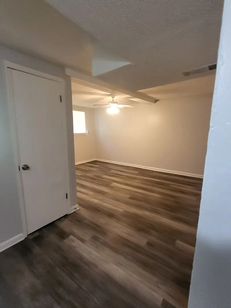 Large home with 4 or 5 bedrooms and 3 full baths — Photo 4