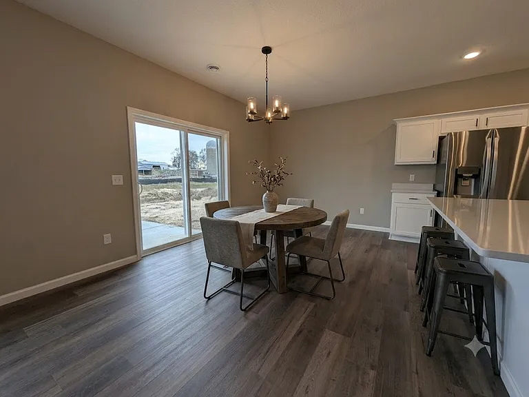 2719 Ivan Ave NE — Photo 3