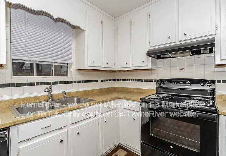 555 Browning Cir — Photo 7