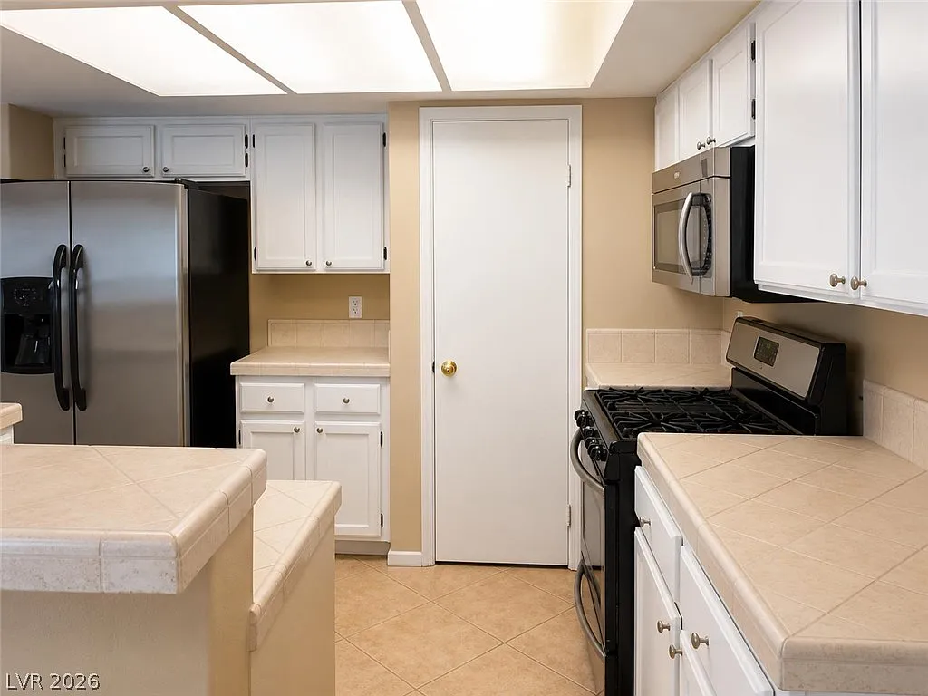 4 bed, 2.5 bath, 2162 sqft, $2,250 — Photo 3