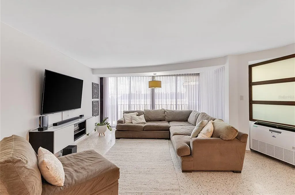 2 bed, 1.0 bath, 977 sqft, $3,000 — Photo 2