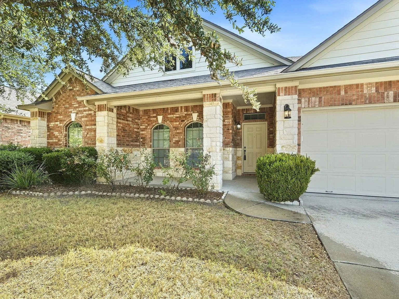 4 bed, 2.5 bath, 2825 sqft, $2,950 — Photo 2