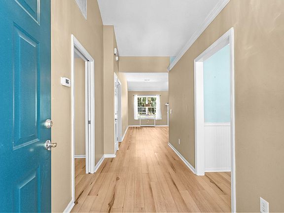 3rd image of 205 Prestwick Rd.