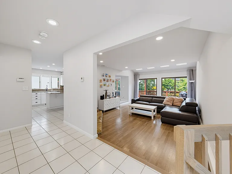 VIEW FRIM ENTERANCE TO LEADING KITCHEN AND FAMILY ROOM