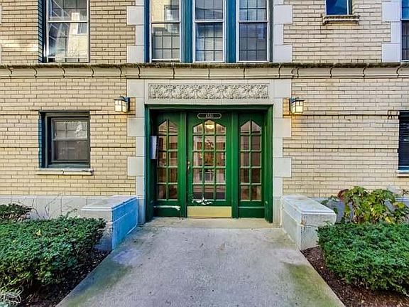 2nd image of 4310 N Clarendon Ave APT 1020